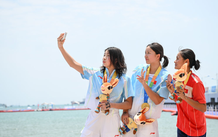 亚沙会 | 全天综合:18岁双姝“穿金戴银” 中国队包揽游跑两项金牌|李馨璇|陈奕静|武美田|宋佳媛|中国女队_新浪体育_新浪新闻