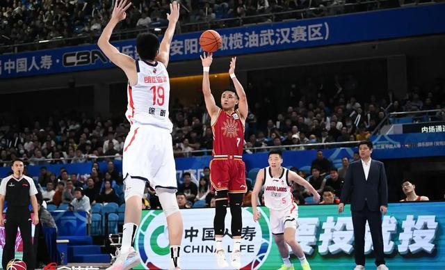 华体会官网-CBA八强夜爆冷?北京赛季三杀广东,上海轻取山东